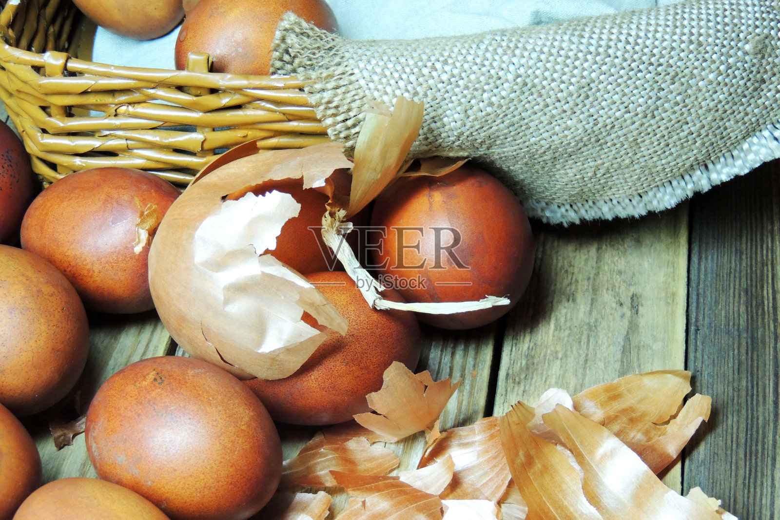 复活节彩蛋和剥球根照片摄影图片