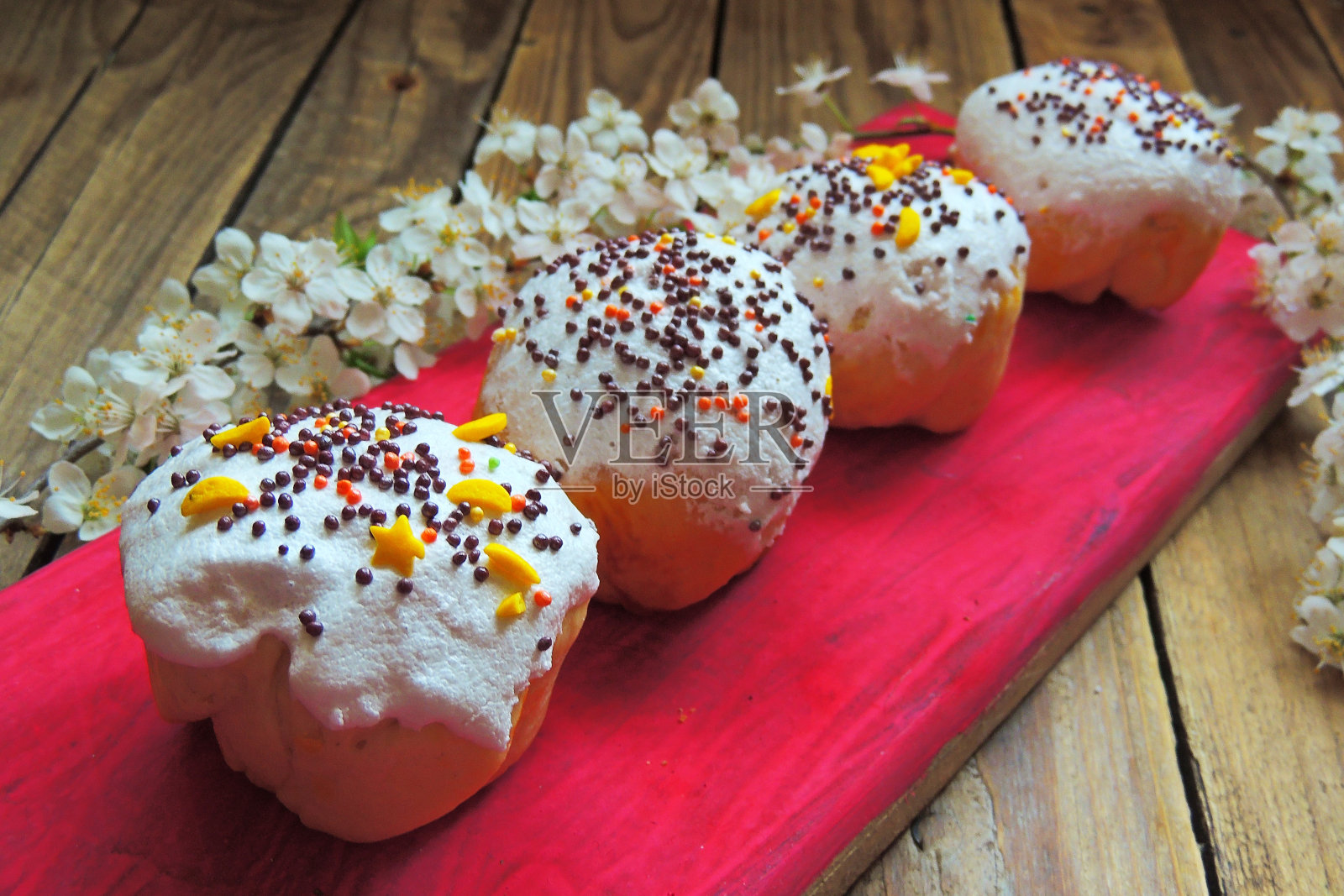 复活节纸杯蛋糕和樱桃枝照片摄影图片