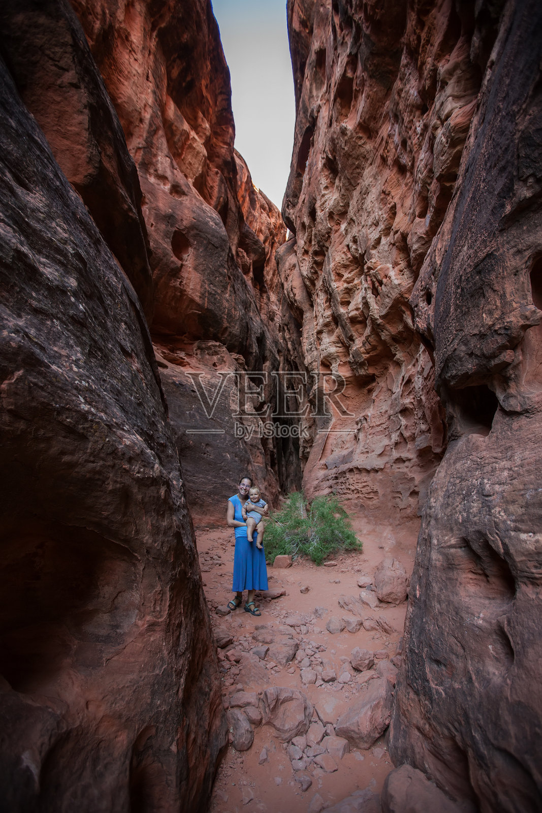 母亲和儿子在火山雪峡谷国家公园在犹他州,美国照片摄影图片