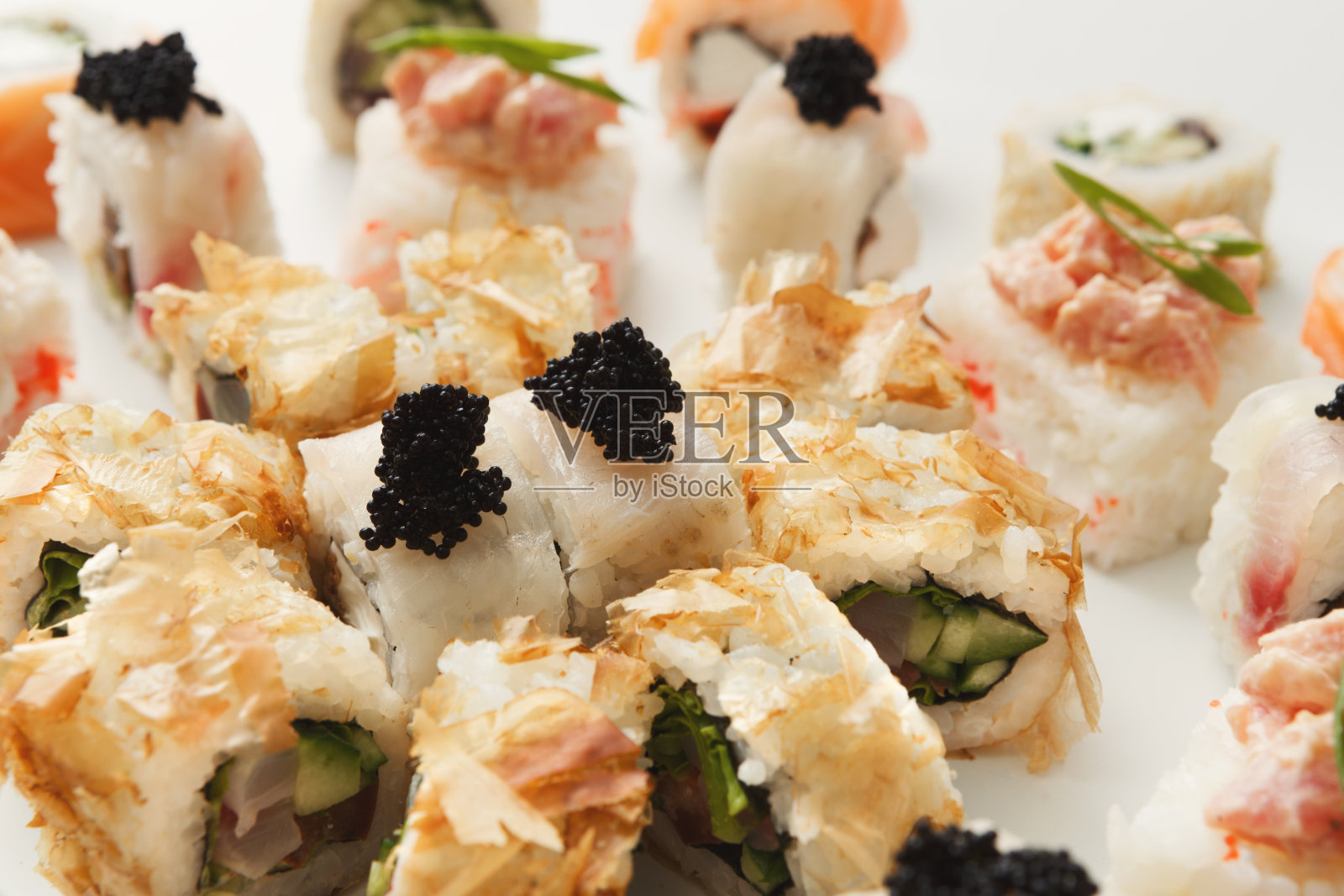 日本寿司卷,白色背景的maki照片摄影图片