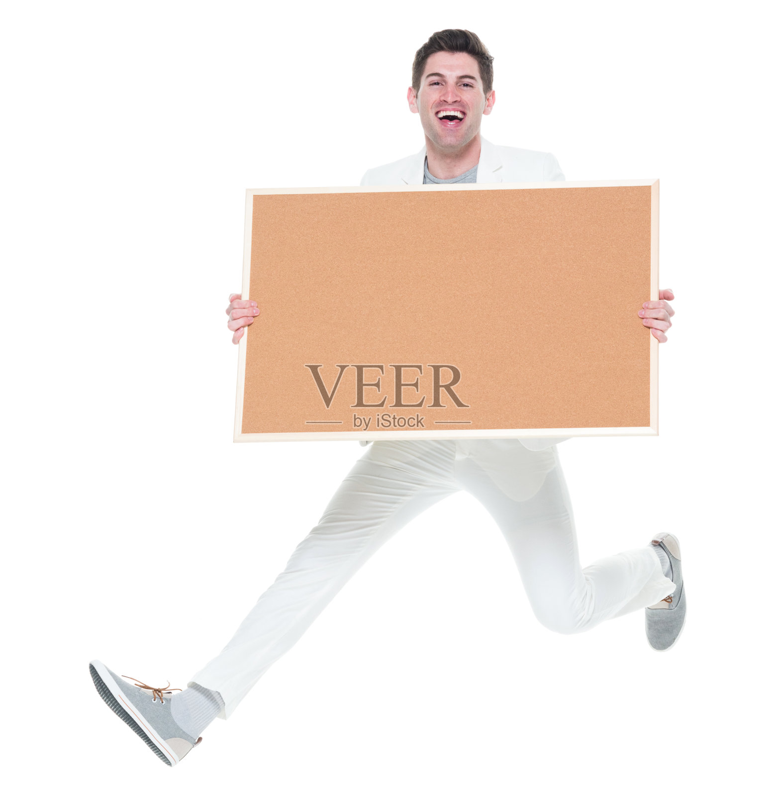 那个很帅的年轻人拿着棕色指示牌跳着照片摄影图片