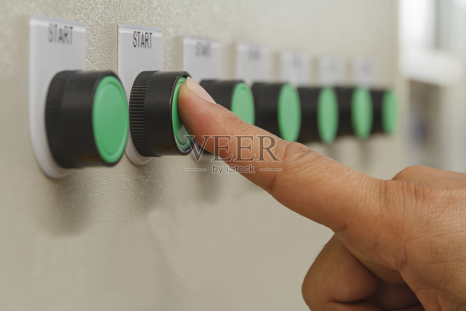 手指触摸绿色启动按钮照片摄影图片