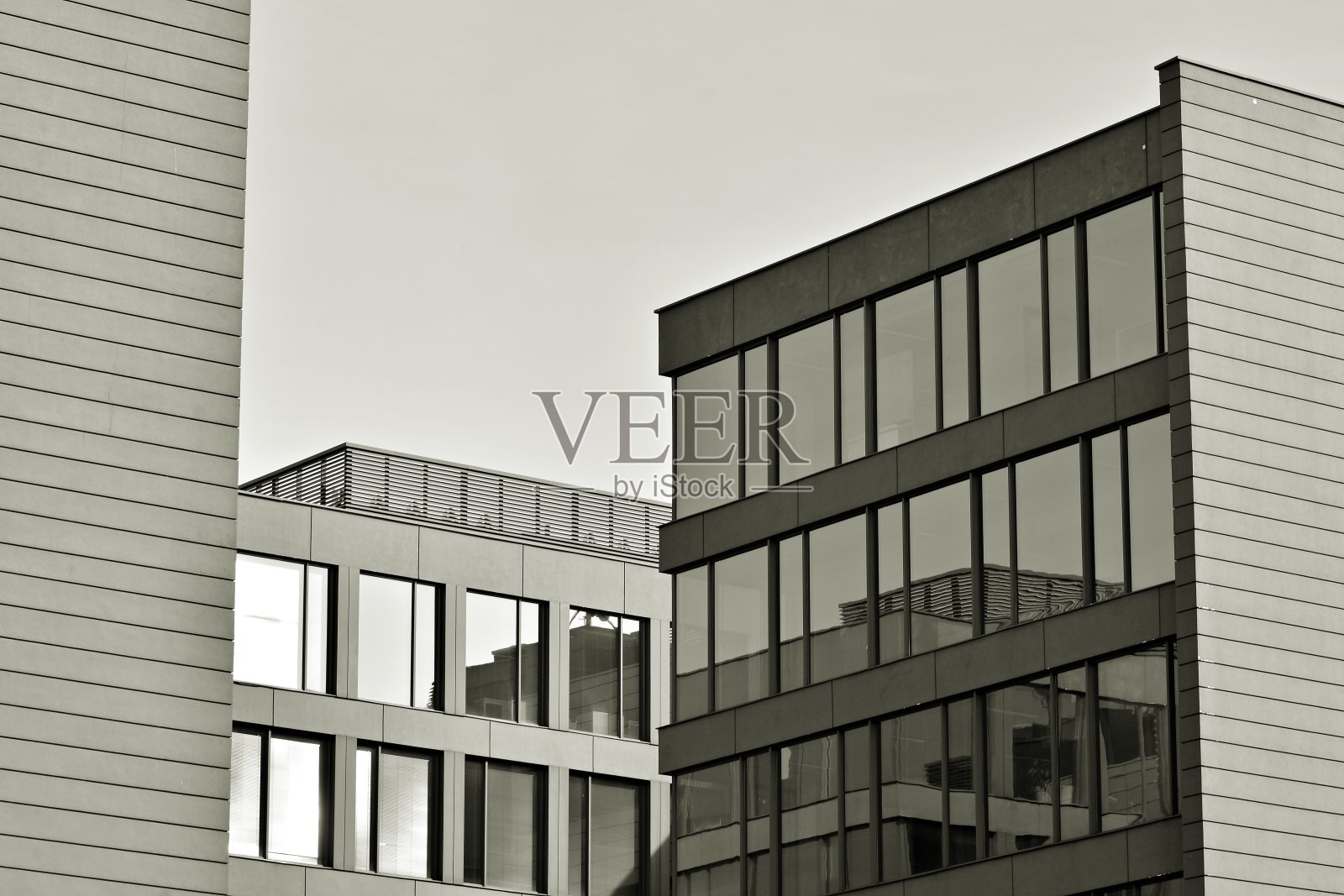 办公大楼的玻璃墙-商业背景。黑色和白色。照片摄影图片