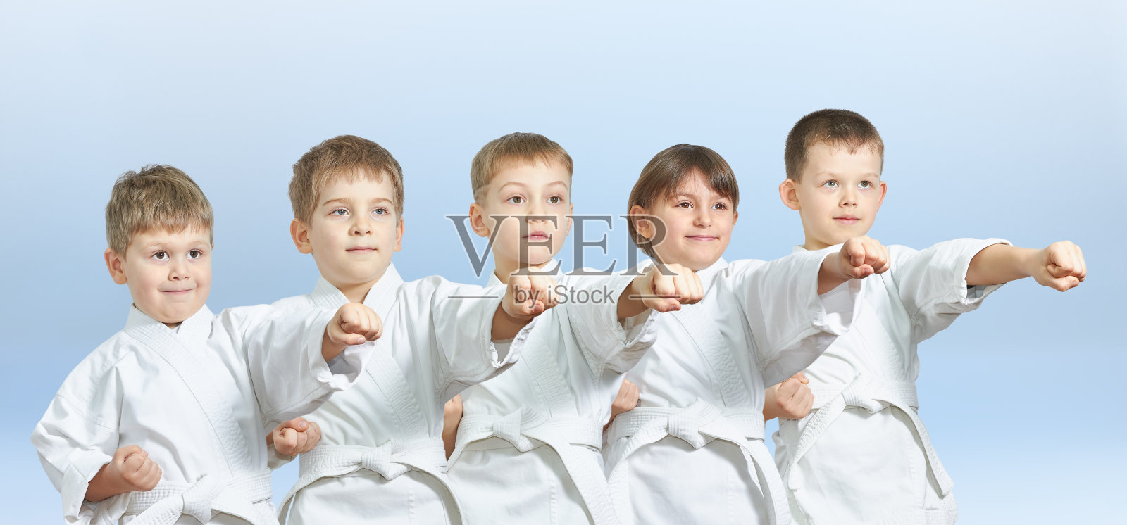 5个孩子在灯光下打了一拳照片摄影图片