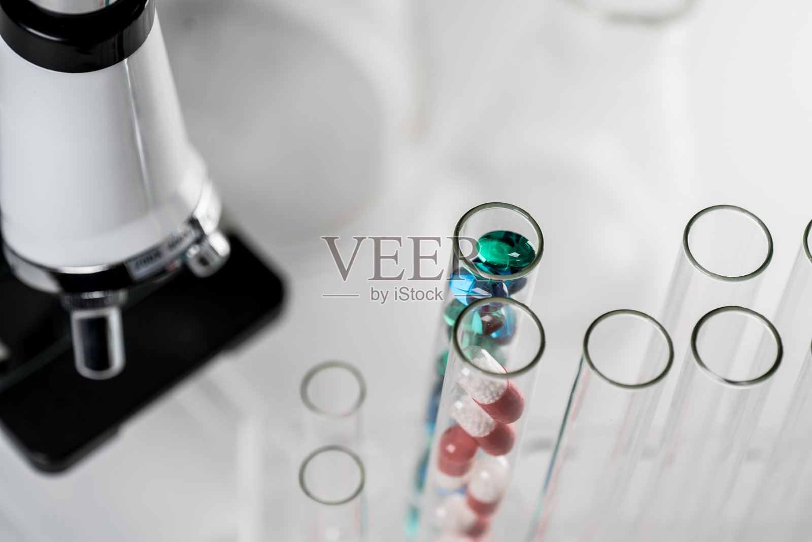 实验室显微镜。科学和保健研究背景。药物测试管照片摄影图片