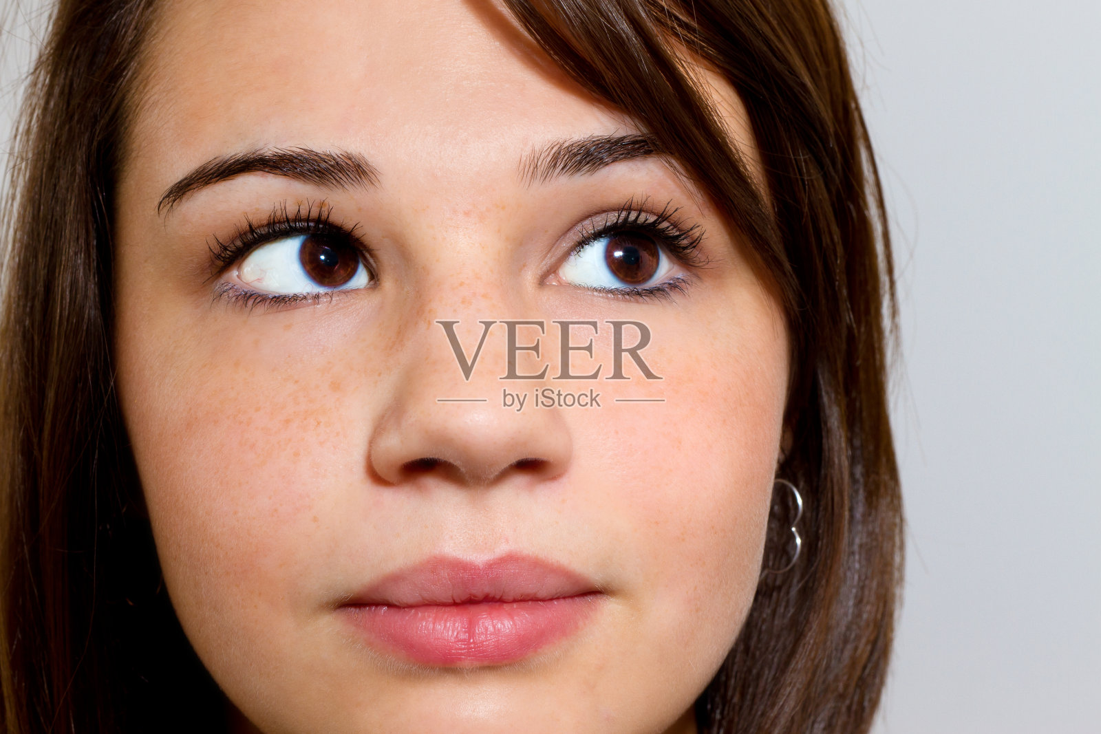 体贴的女孩照片摄影图片