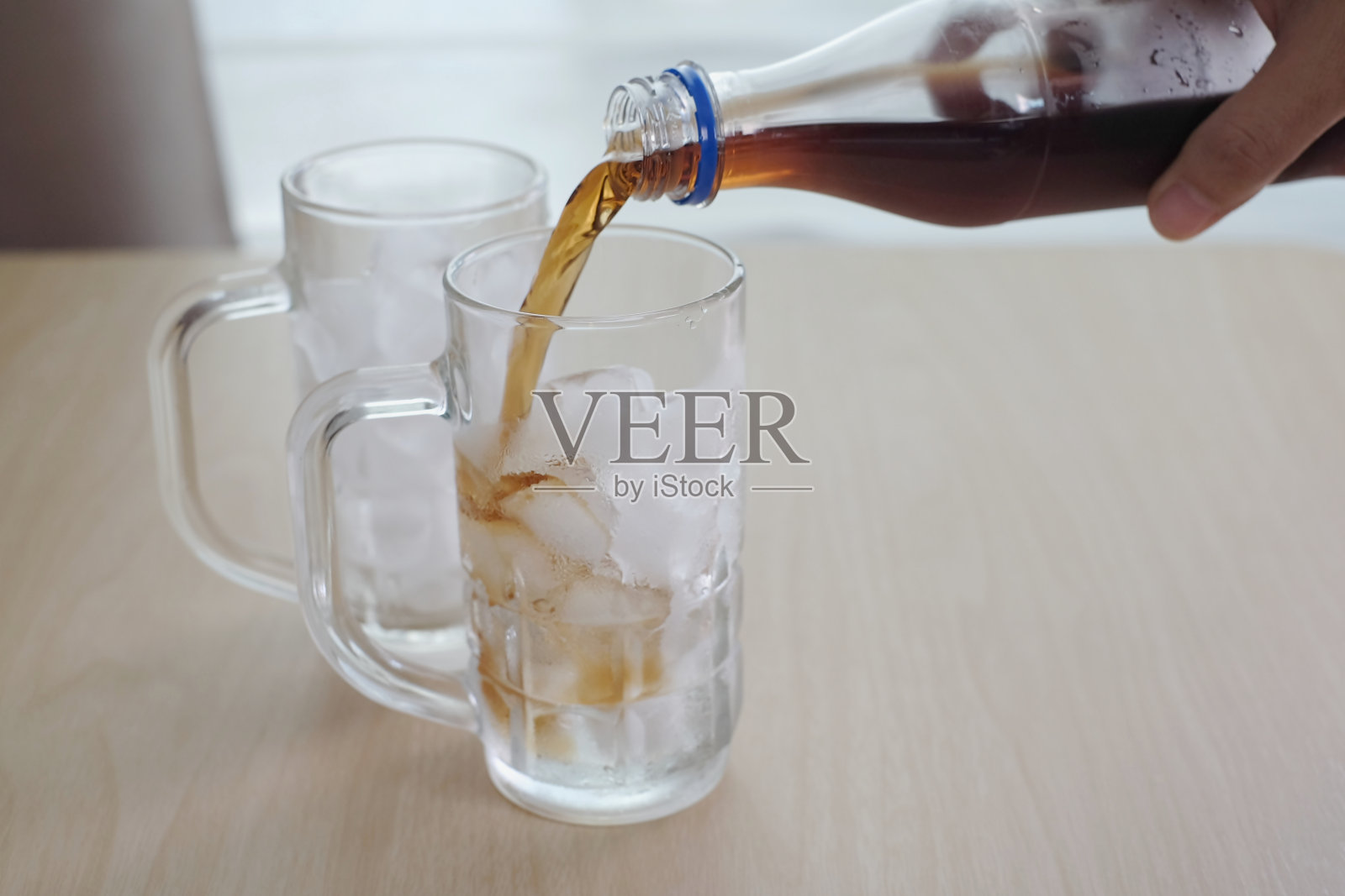 软饮料倒入一杯冰照片摄影图片