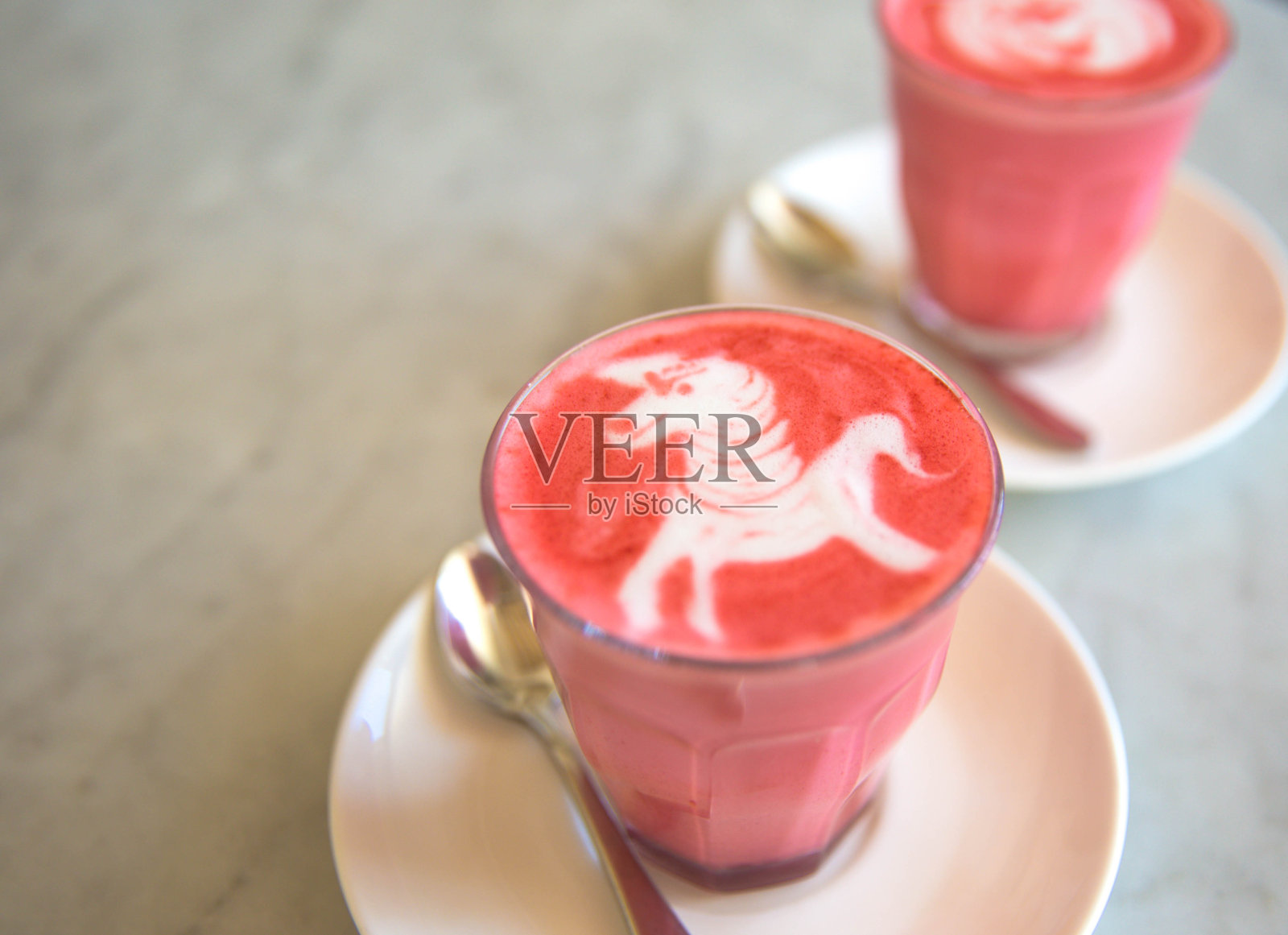 大理石背景上的甜菜根拿铁照片摄影图片