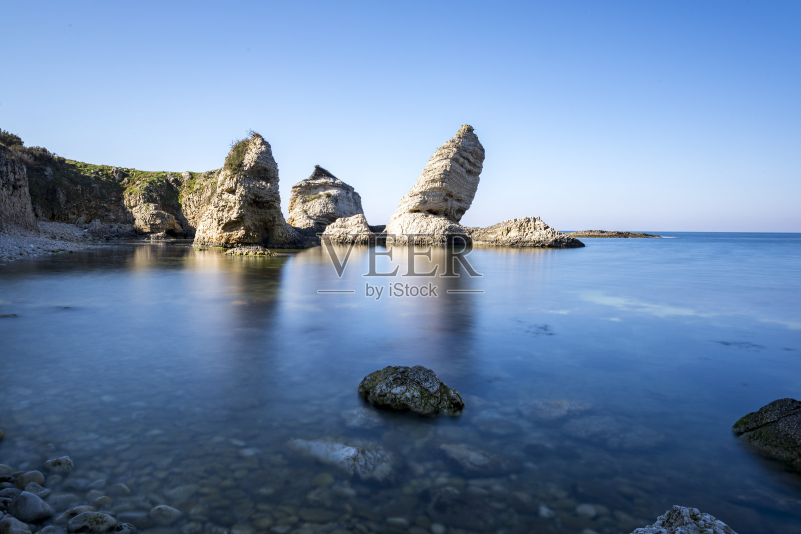 长时间曝光拍摄海洋中的岩石形成照片摄影图片
