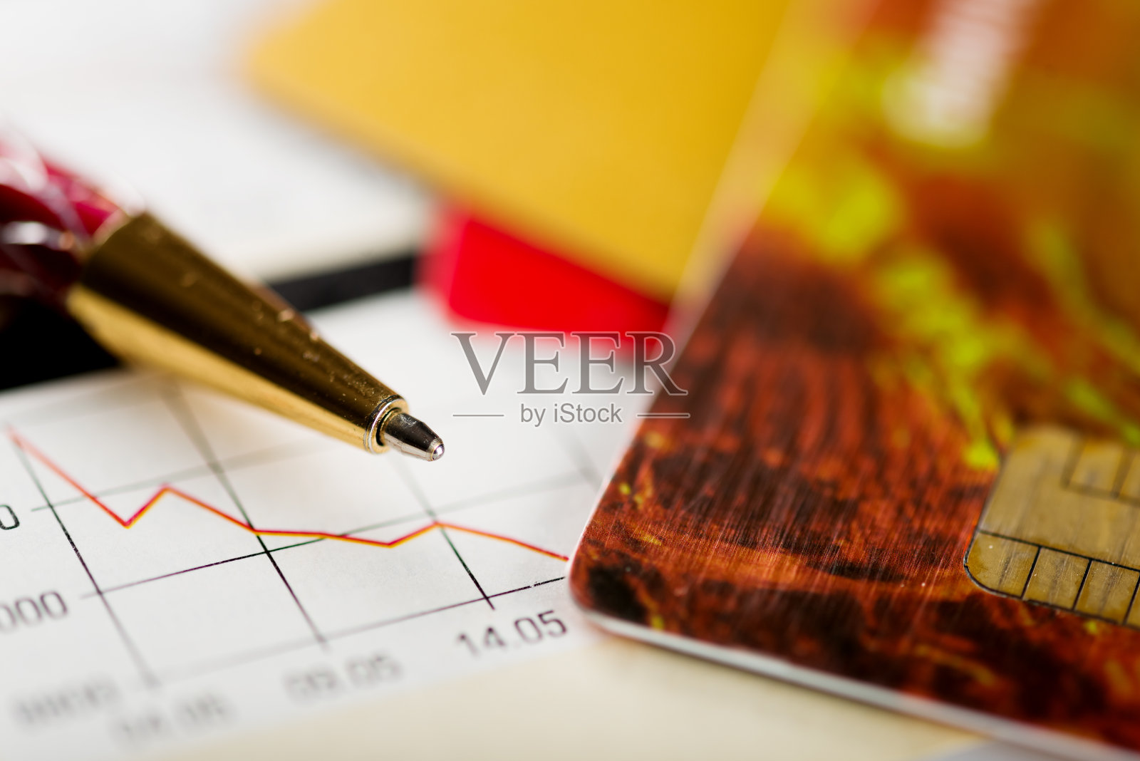 信用卡、笔和图表。照片摄影图片