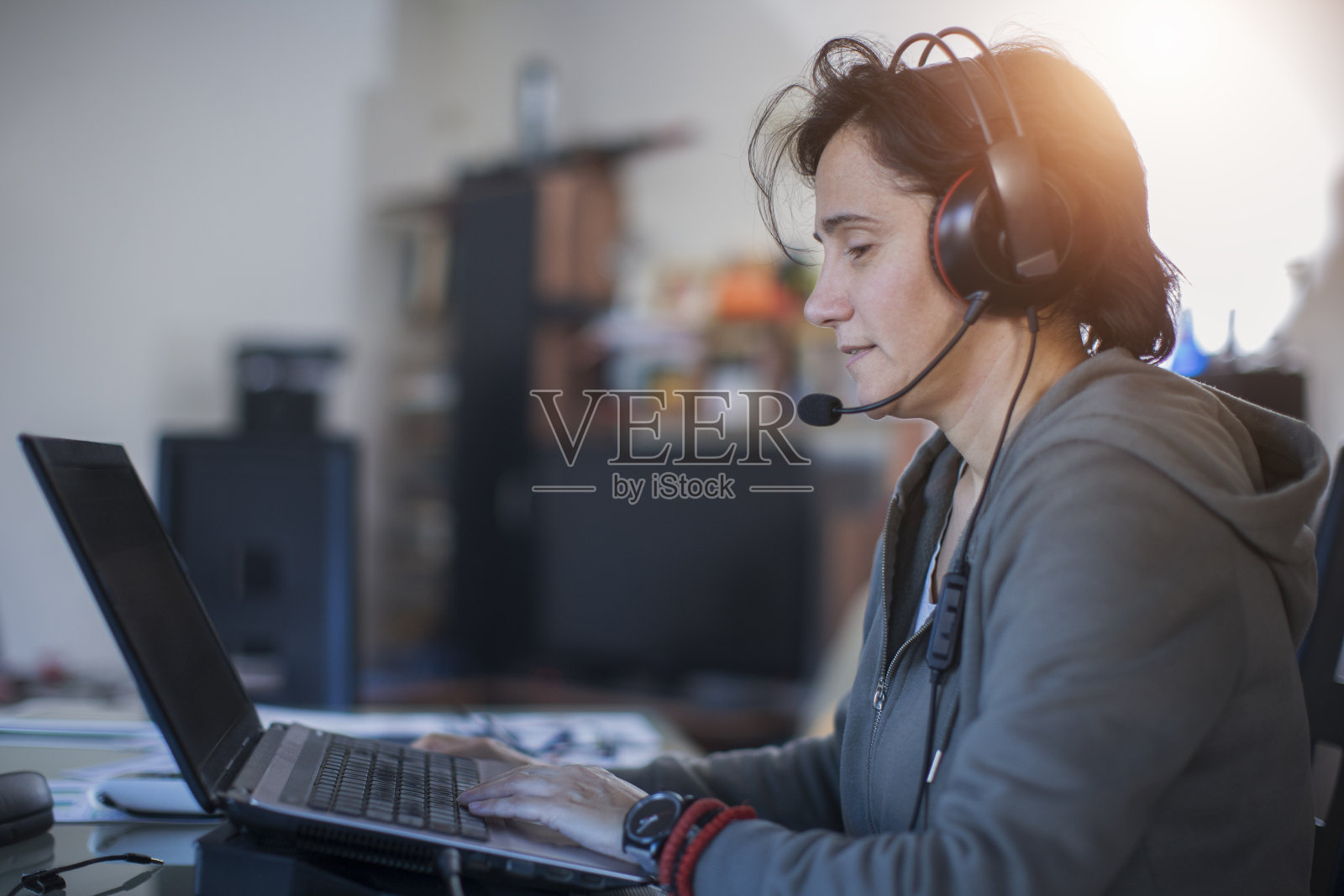 单身女性在家工作,自由职业照片摄影图片