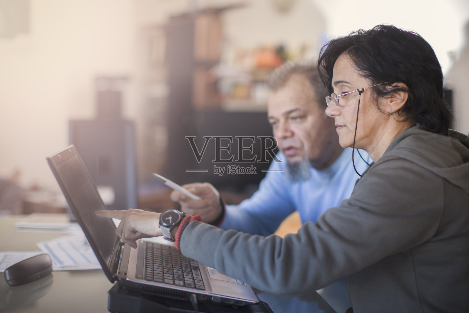 丈夫和妻子在家工作照片摄影图片