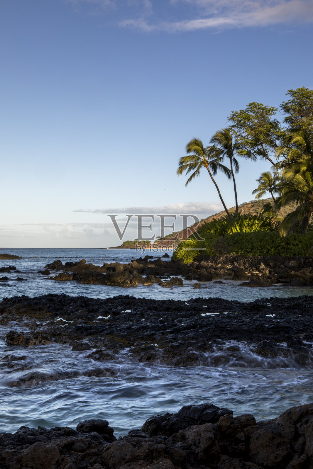 毛伊岛马凯纳海滩上的热带日落。照片摄影图片