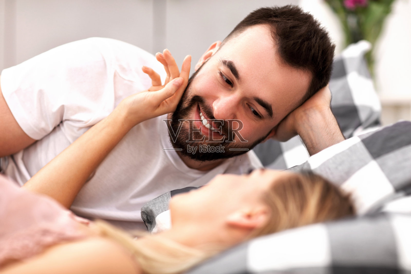 成人迷人的夫妇在床上照片摄影图片