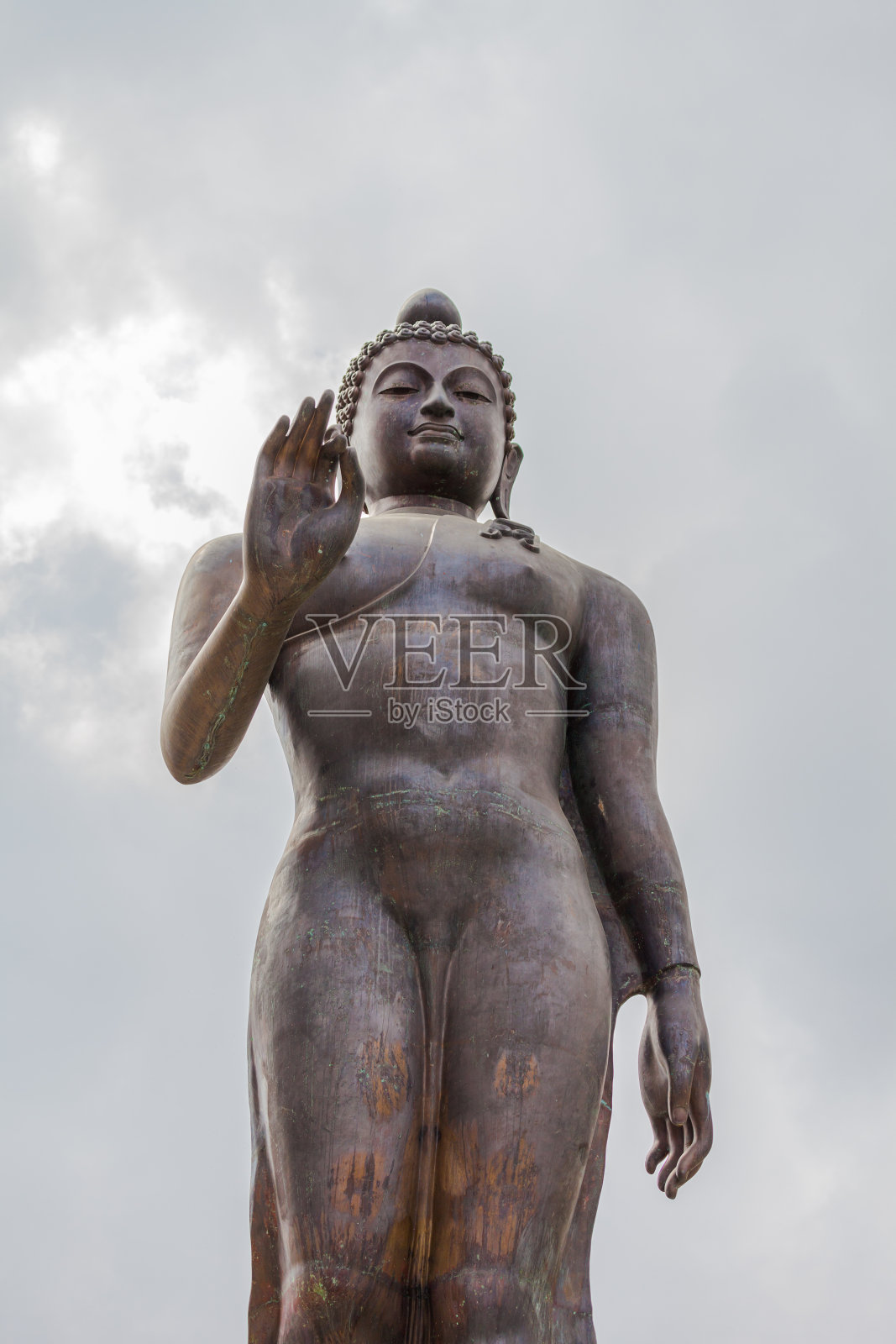 在泰国清莱,站在金三角的Doi Pukha上的佛像照片摄影图片