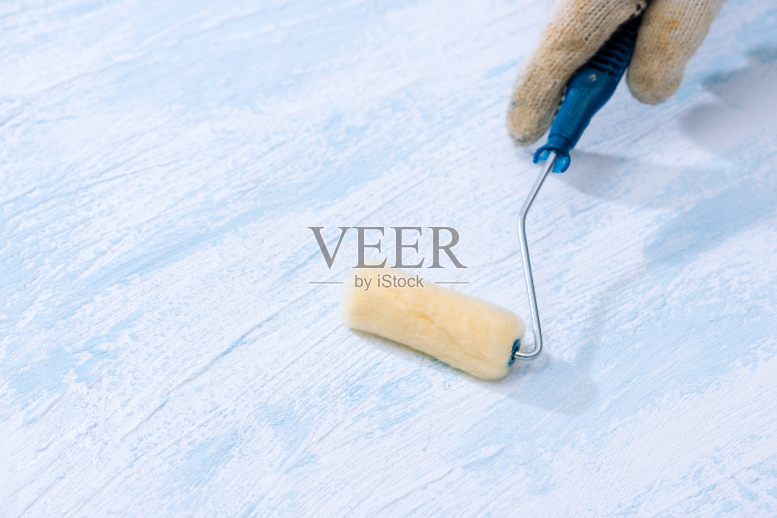 用滚筒刷在木质墙面上作画照片摄影图片