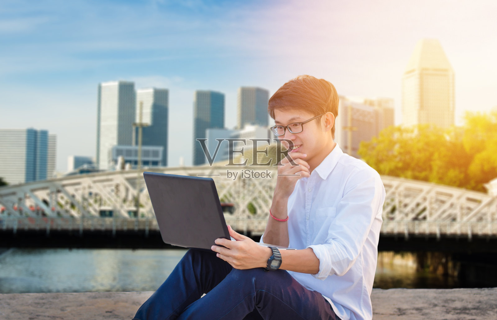 在新加坡使用笔记本电脑和数字平板电脑的亚洲商人照片摄影图片