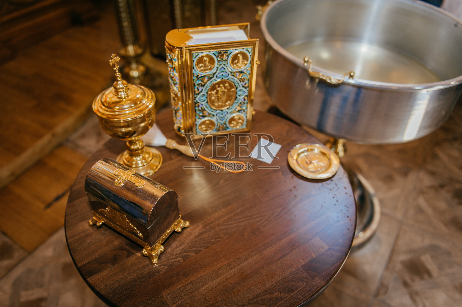 教堂里的正统洗礼照片摄影图片