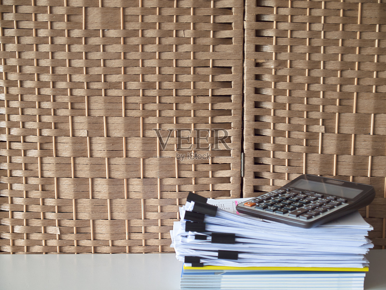 办公桌上堆积如山的文件照片摄影图片