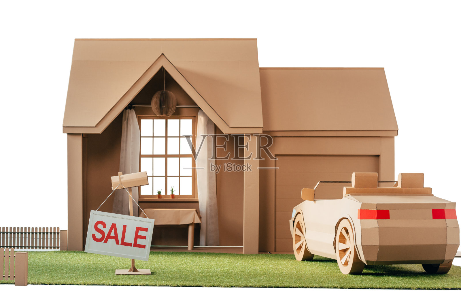 纸板房子和汽车与标志销售孤立在白色照片摄影图片