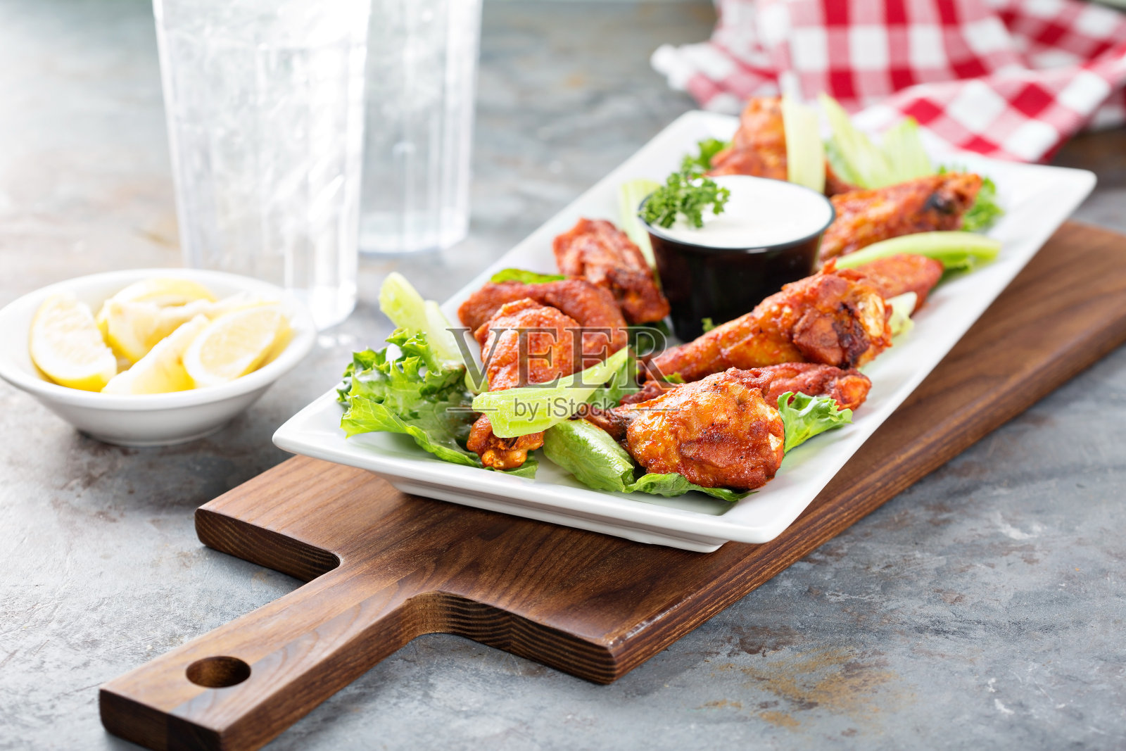 开胃热鸡翅照片摄影图片