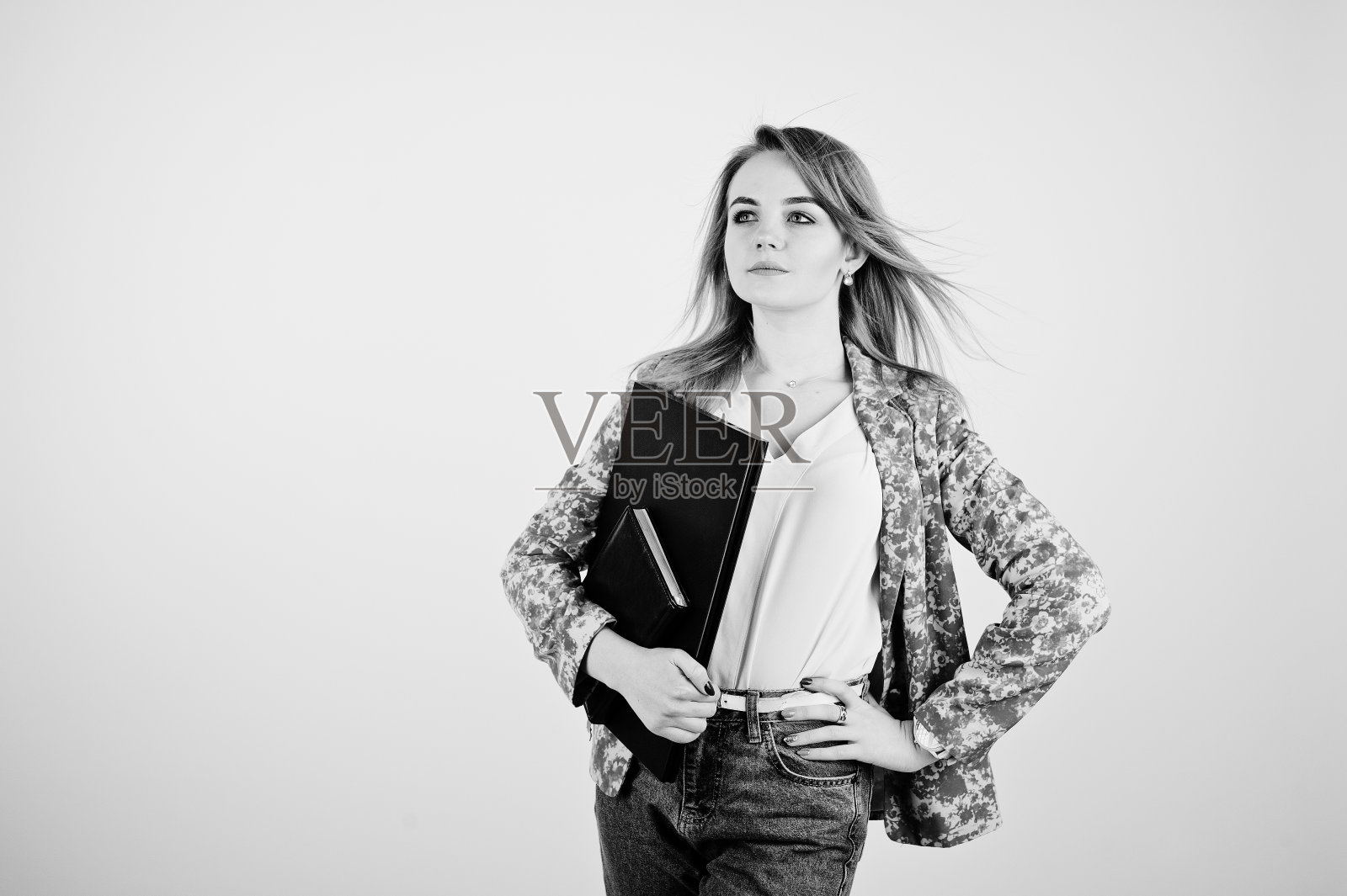 工作室肖像的金发女商人照片摄影图片