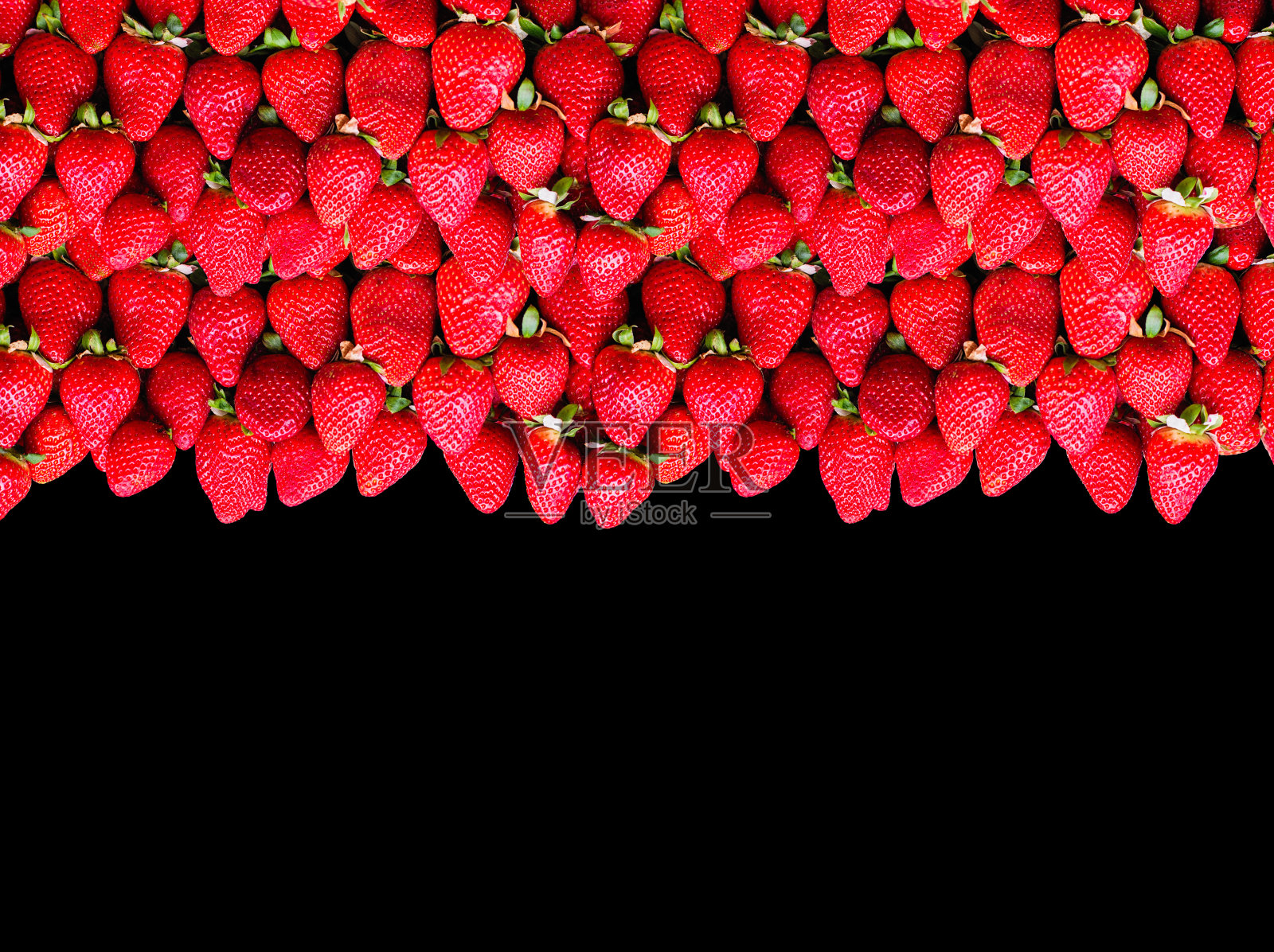 许多成熟的草莓与空间的文本在黑色的背景。健康食品的概念照片摄影图片