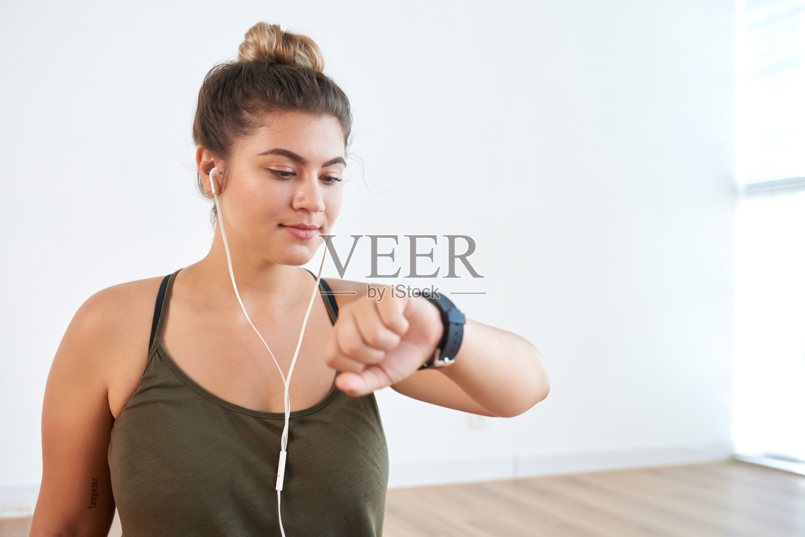 运动女性检查心率照片摄影图片