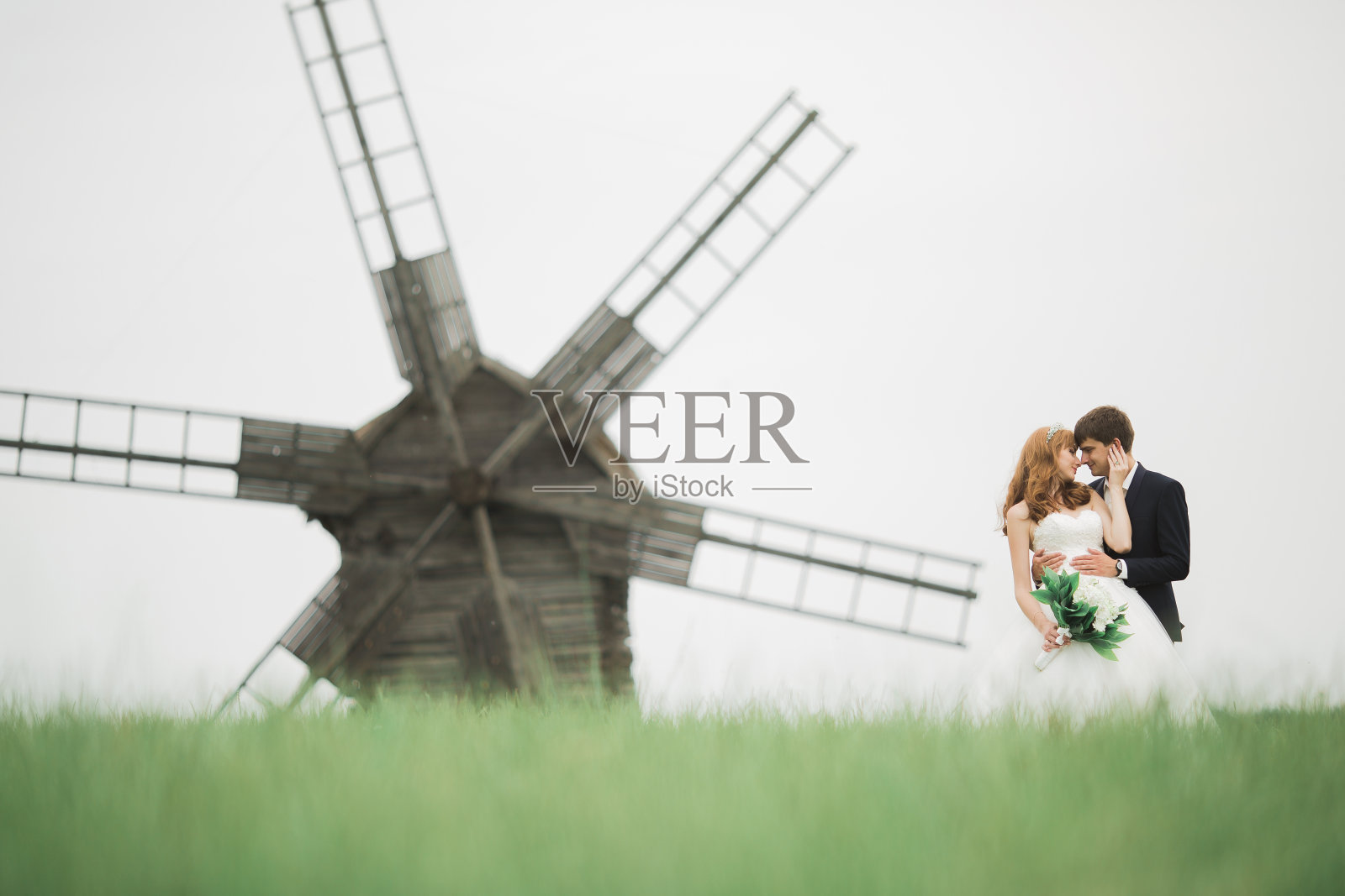 一对快乐的新婚夫妇在植物园散步照片摄影图片