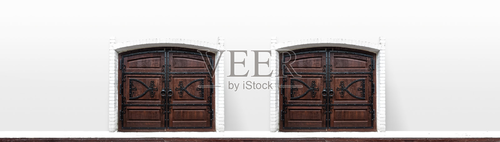 白色墙壁上的旧木门照片摄影图片