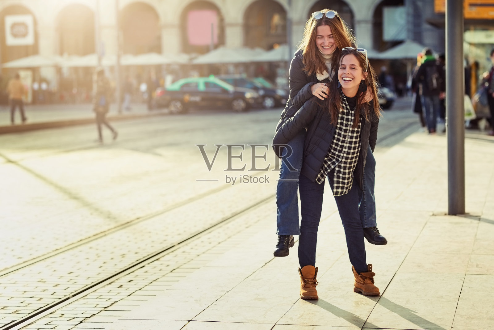 骑着它穿过城市照片摄影图片