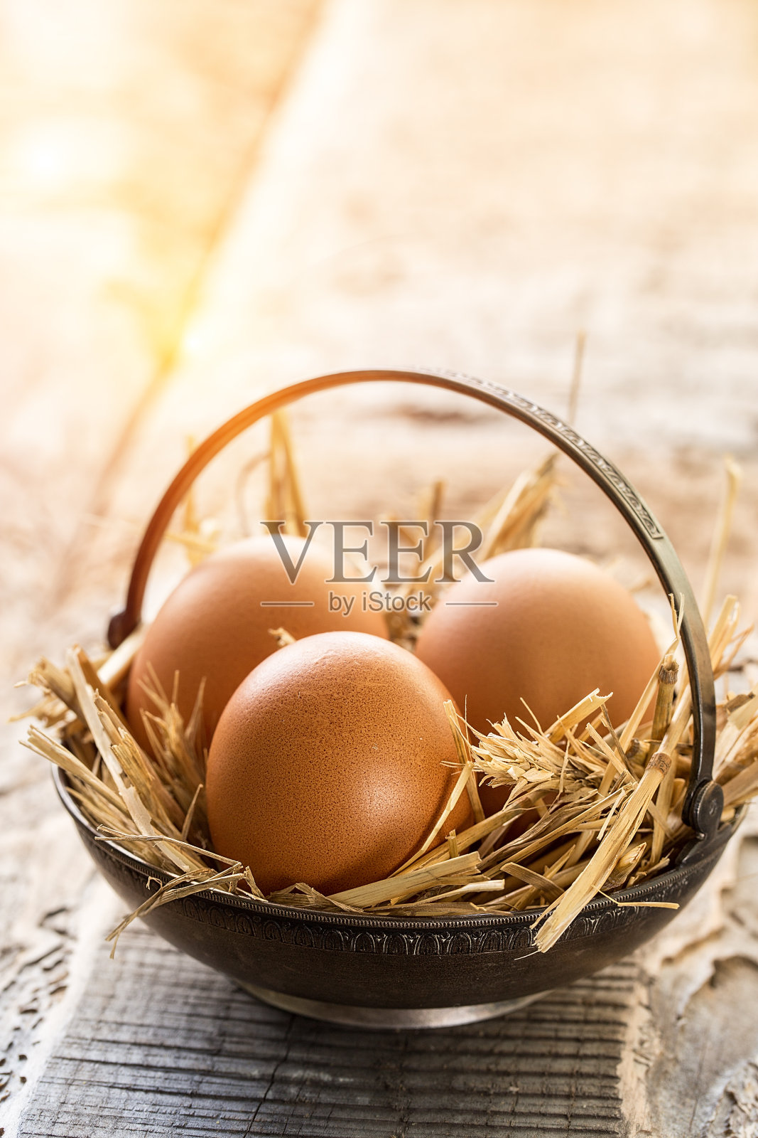 质朴的木桌上放满了复活节彩蛋的金属盘子照片摄影图片