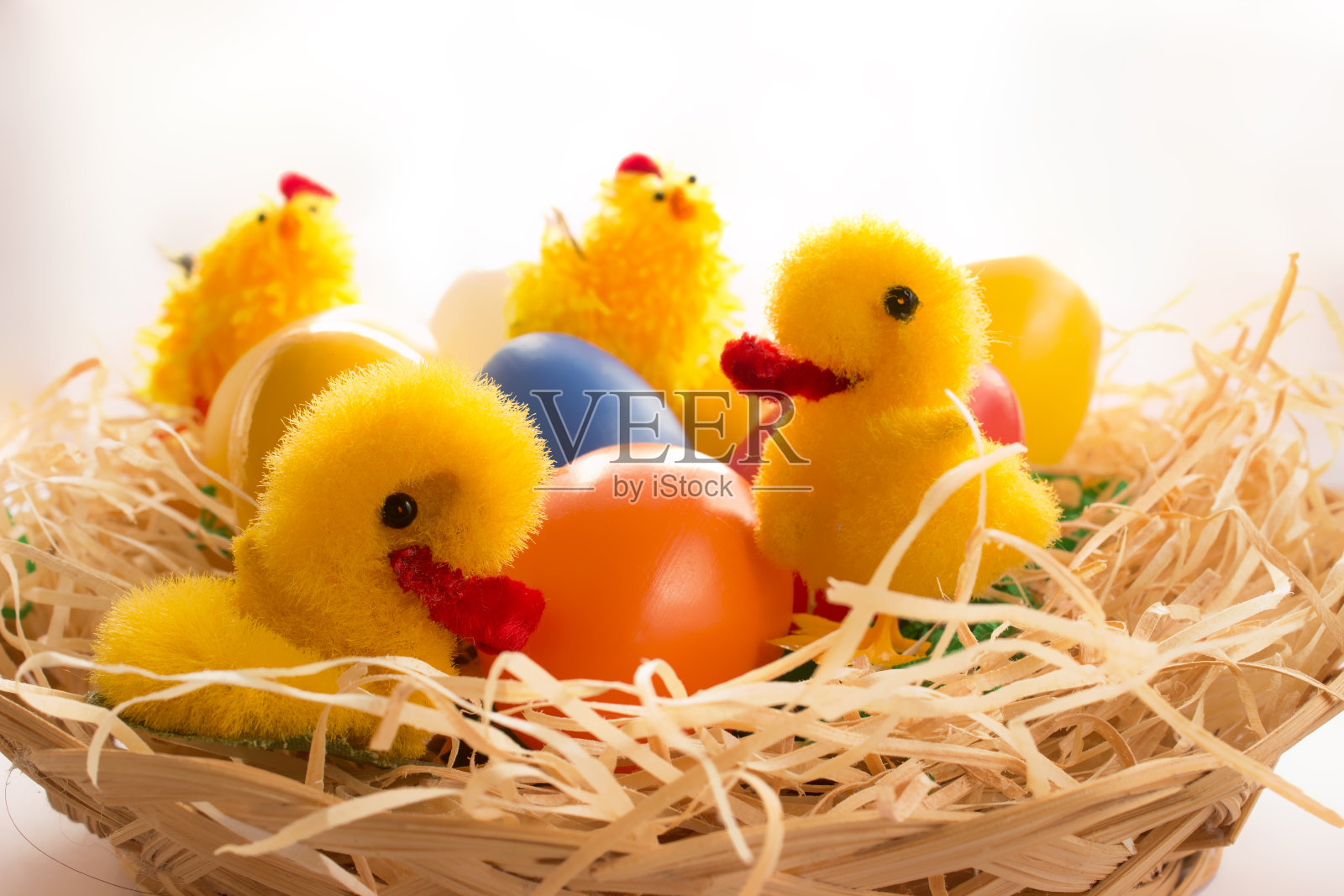 复活节的装饰——鸡、鸭和蛋照片摄影图片