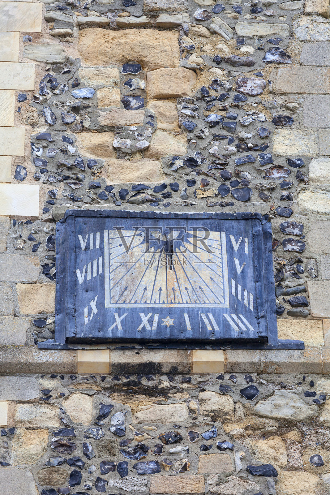 12世纪罗马尼亚风格的圣玛丽圣母教堂,日晷,多佛,英国照片摄影图片