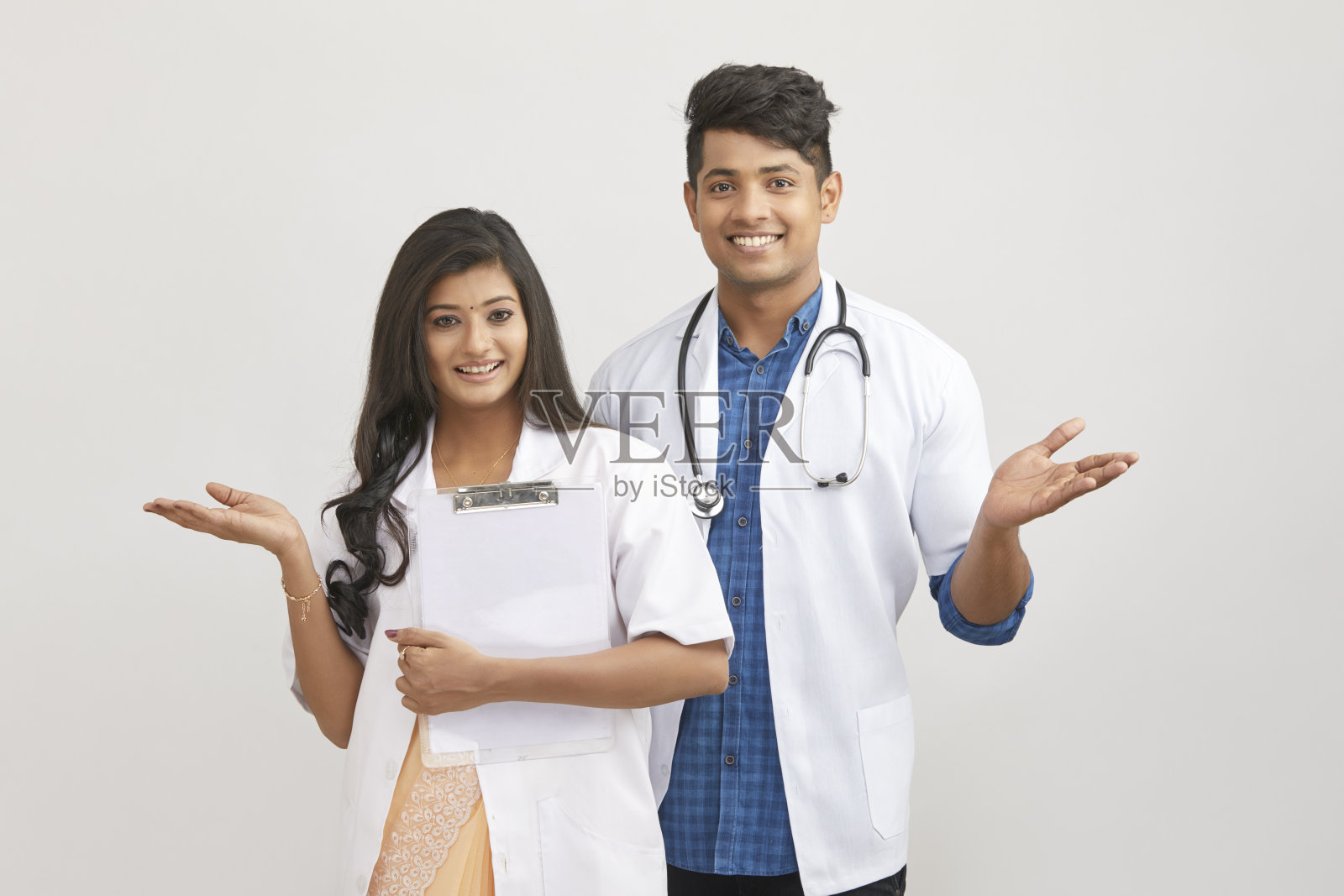 印度年轻男女医生互相问候照片摄影图片
