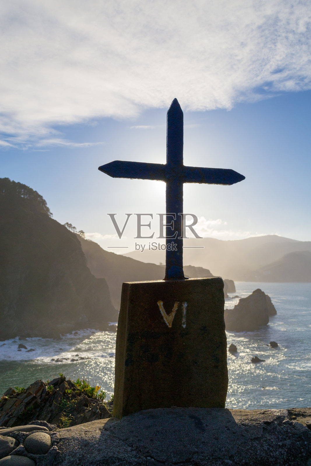 十字架遮住了太阳照片摄影图片