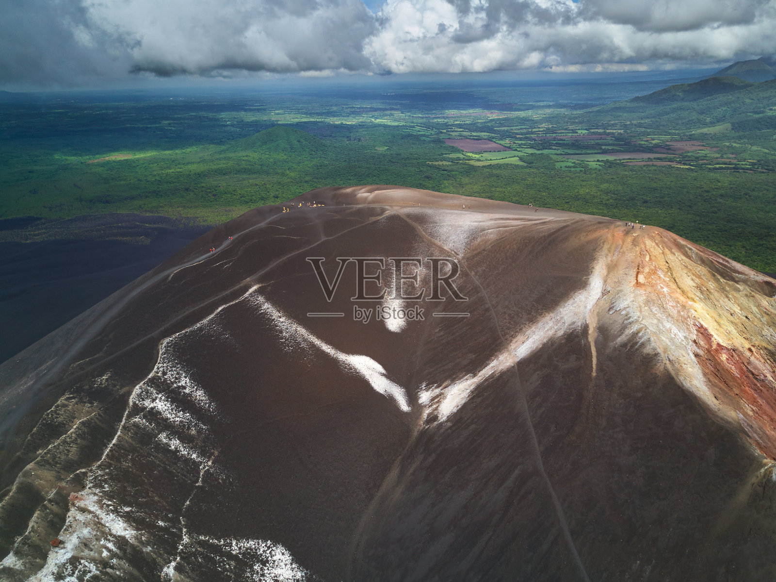 在尼加拉瓜Volcanoboarding照片摄影图片