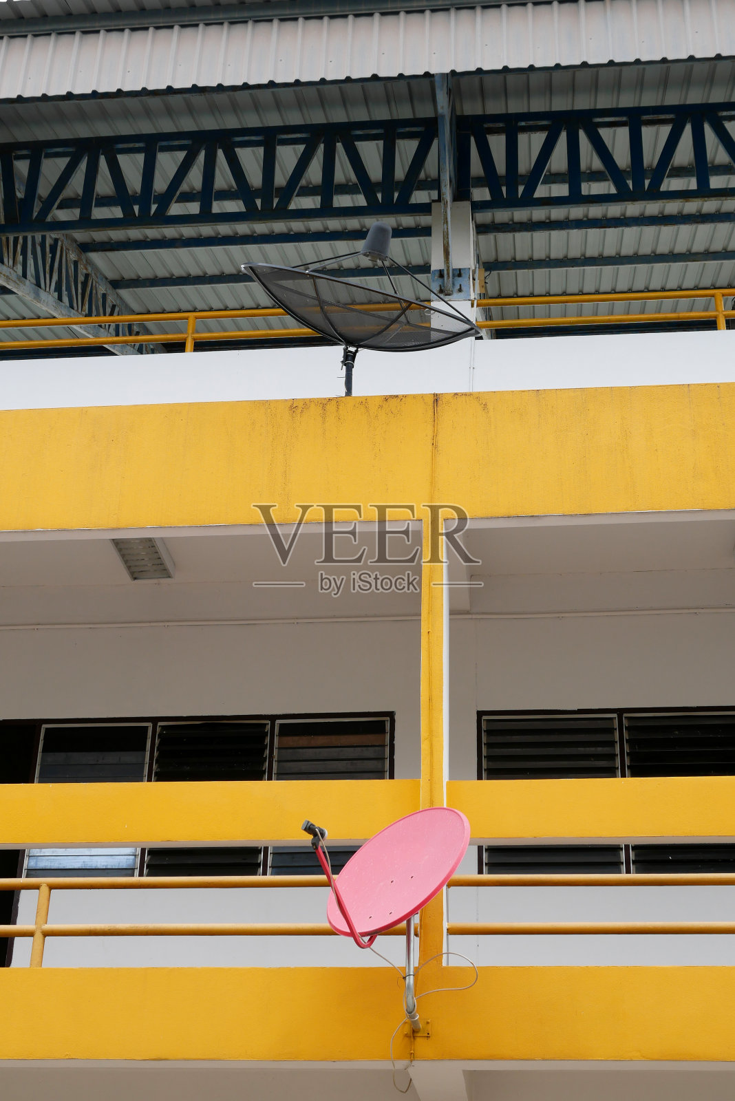 黑色和红色的卫星天线照片摄影图片