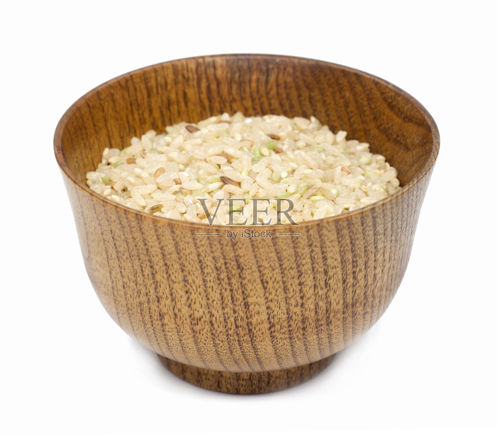 白色背景上孤立的一堆糙米照片摄影图片