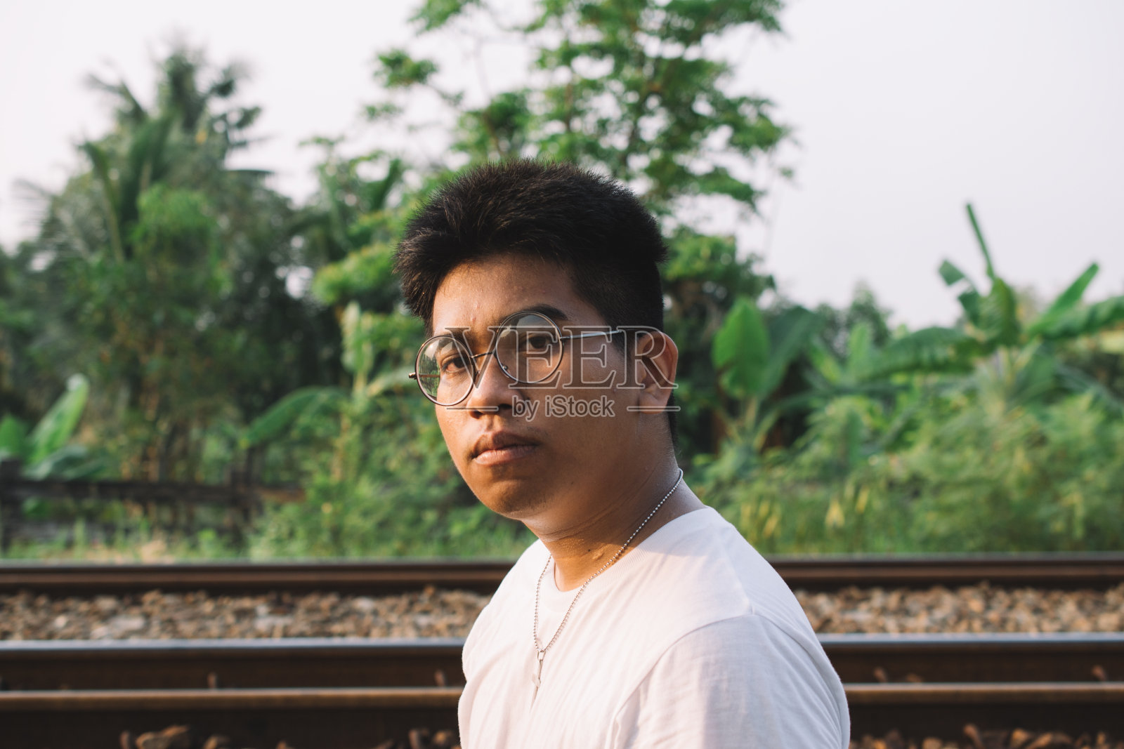 棕色皮肤的东南亚人是基督徒照片摄影图片