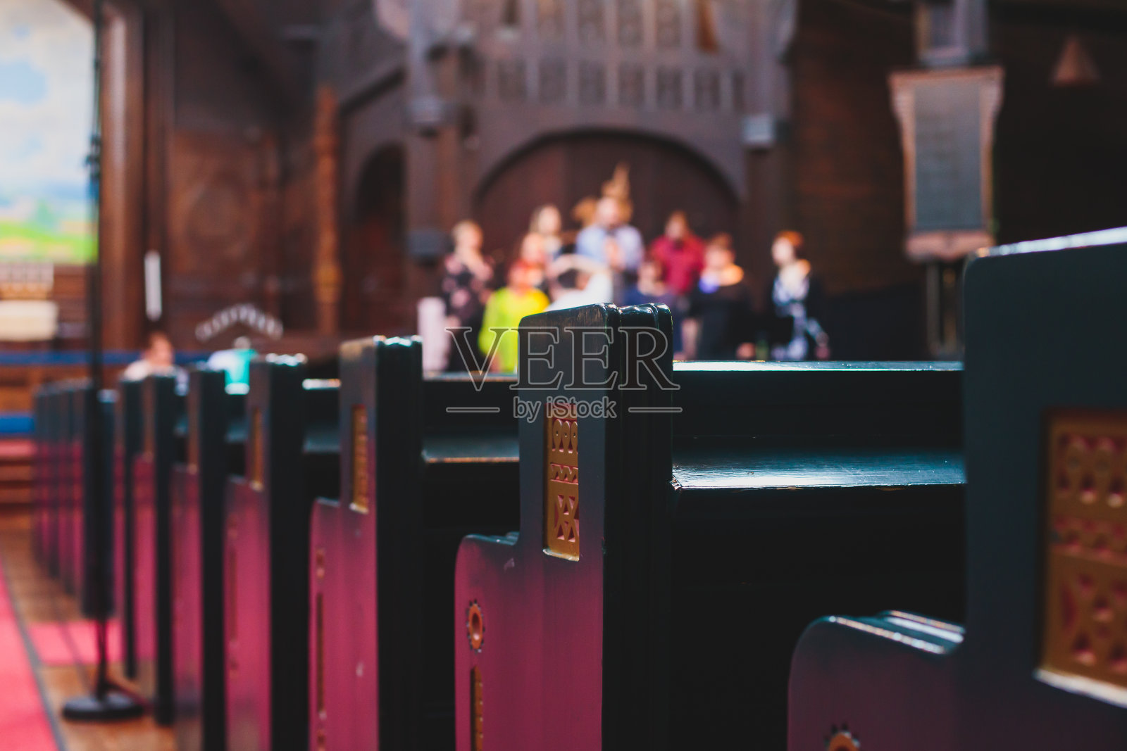 以教堂唱诗班为背景的天主教路德大教堂内部照片摄影图片