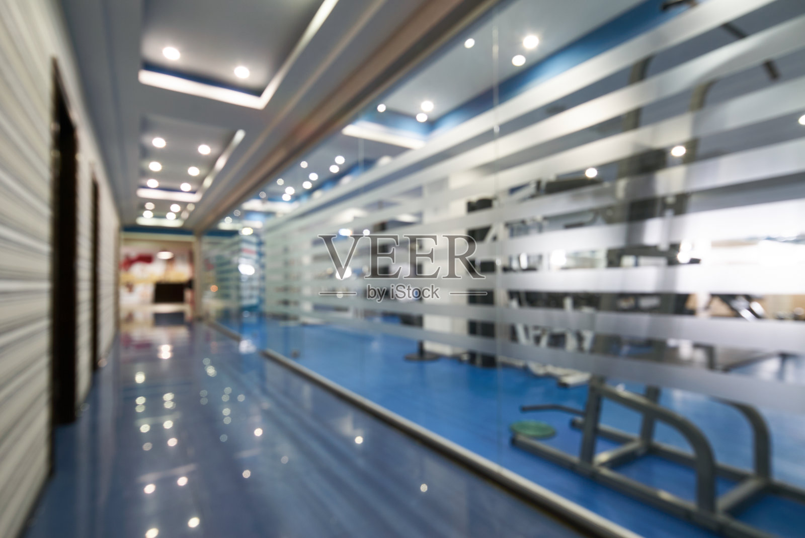 现代健身中的模糊空长廊照片摄影图片