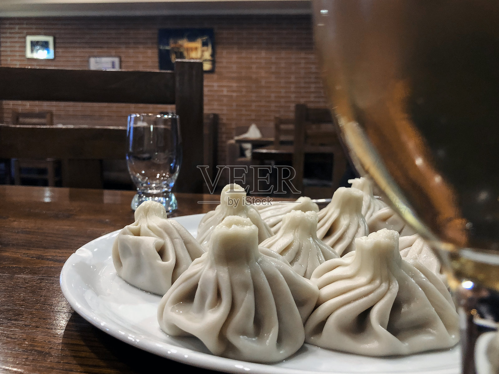 烹饪khinkali传统格鲁吉亚菜。格鲁吉亚的传统美食。根据古老的食谱。照片摄影图片