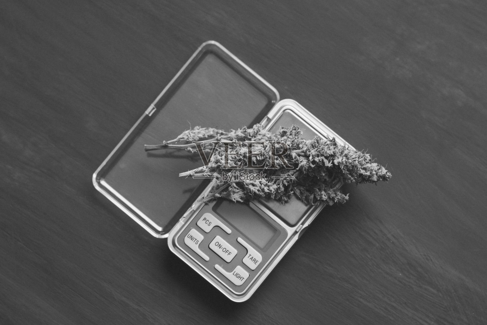 大麻的花大麻杂草躺在黑色的背景顶部黑白照片摄影图片