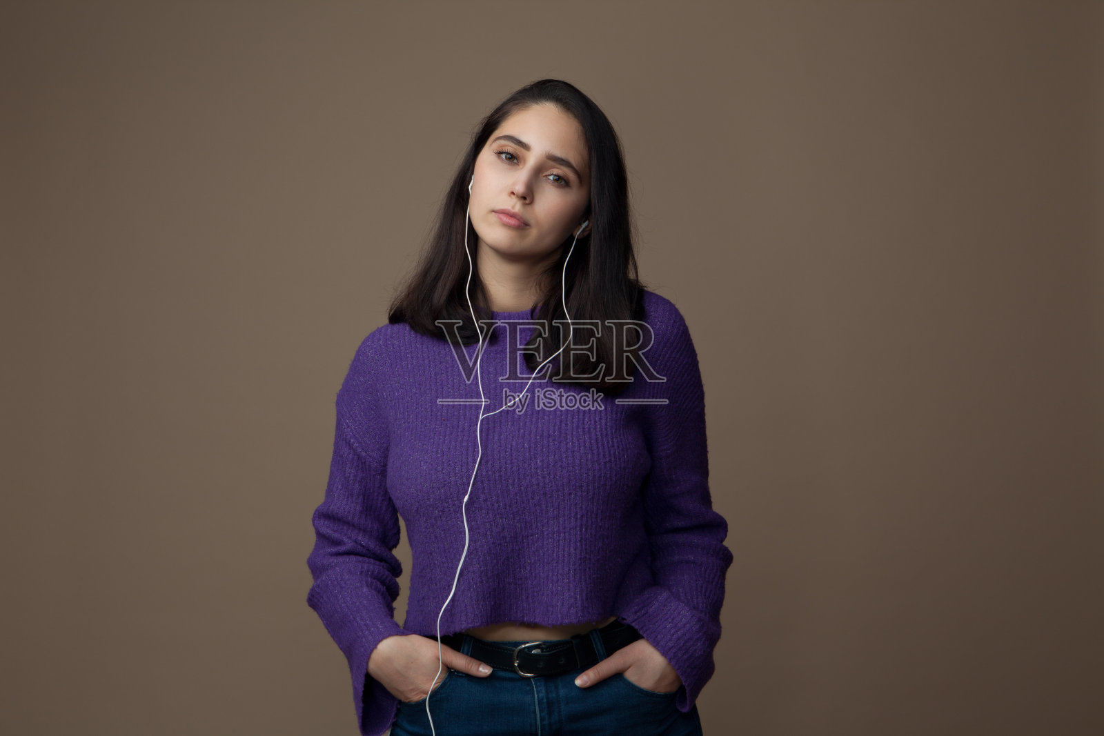 画室里一个小女孩的画像照片摄影图片