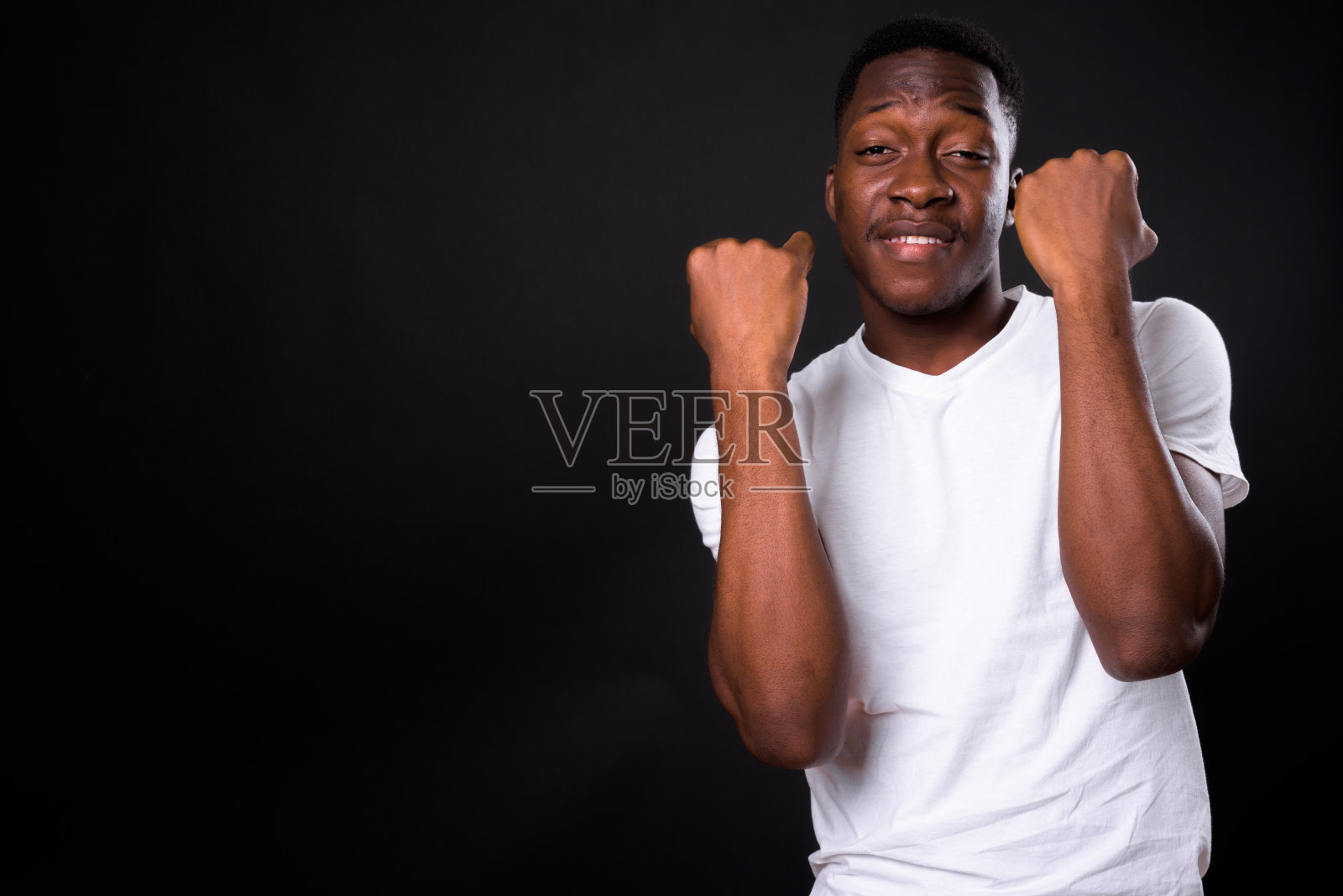 快乐的非洲人微笑的肖像照片摄影图片