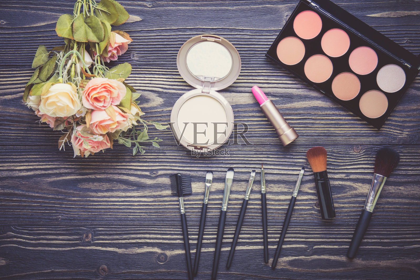 顶视图一款集化妆品和鲜花于一体的木桌背景,产品化妆品时尚概念,复古复古风格。照片摄影图片