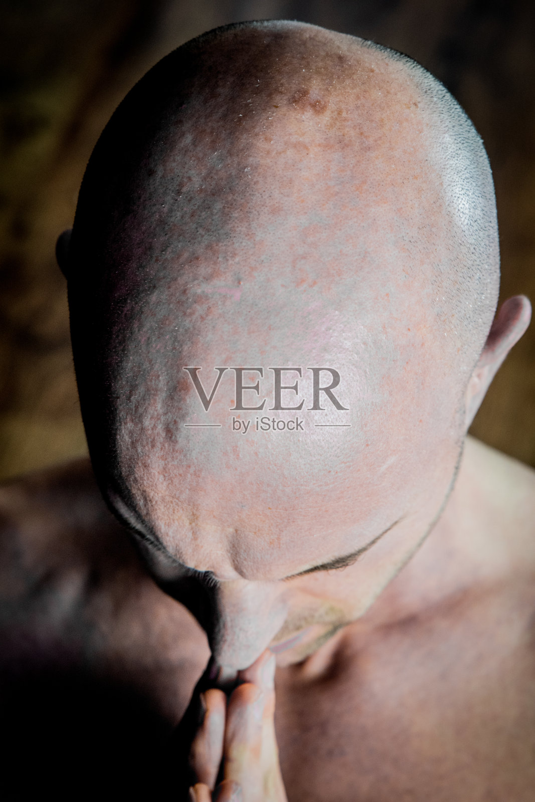 肌肉发达的人在做瑜伽时冥想照片摄影图片