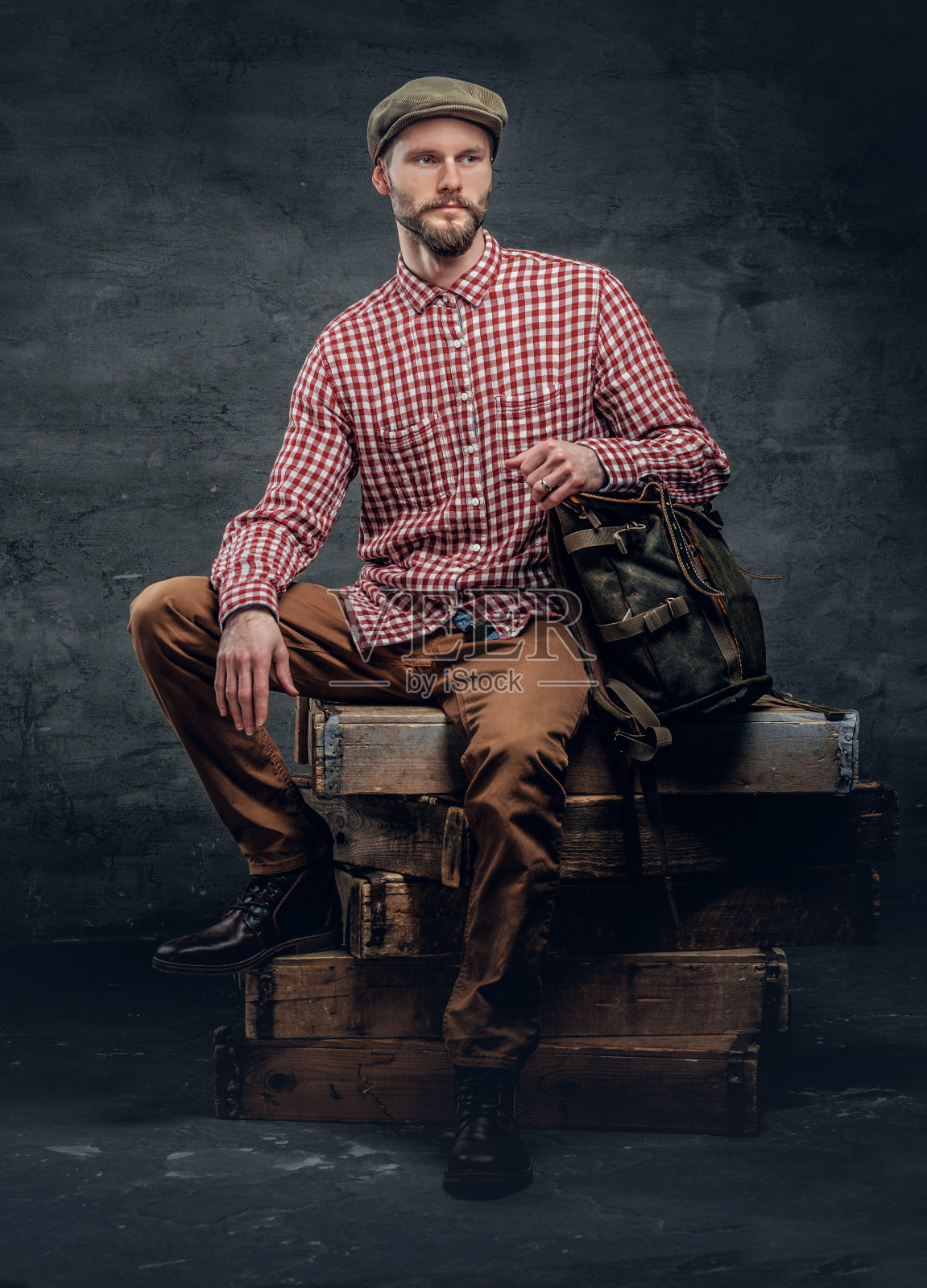 有型胡须的男人背着背包。照片摄影图片