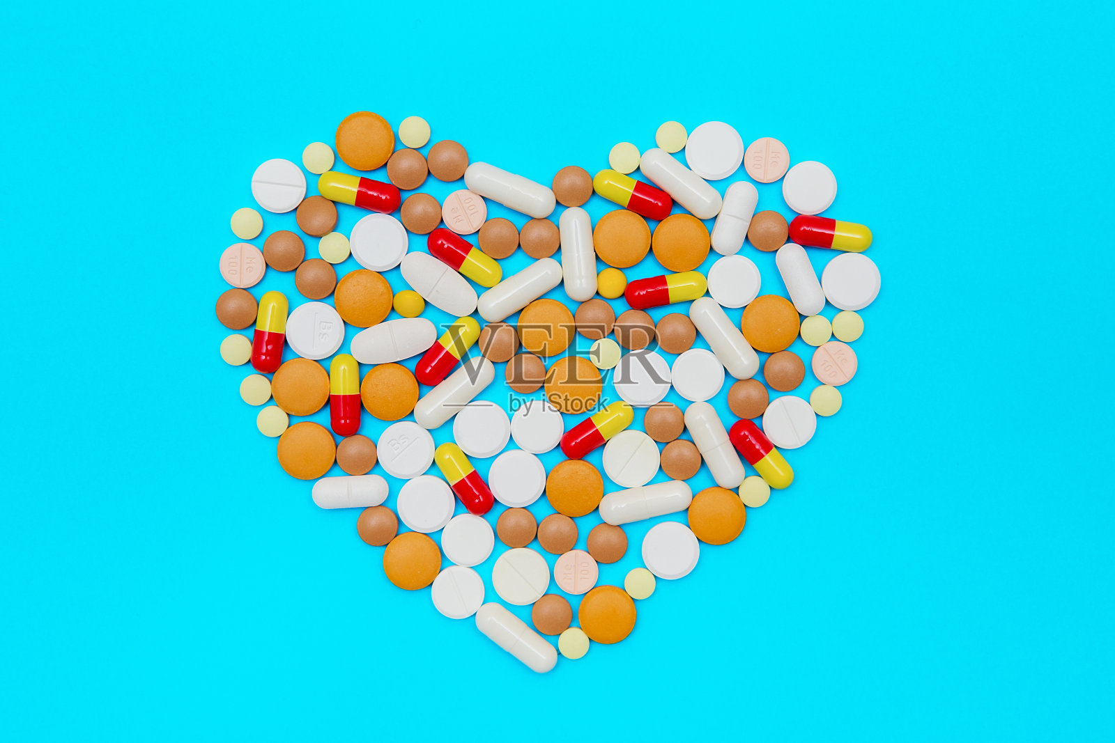 彩色的胶囊和药丸在彩色的背景。照片摄影图片